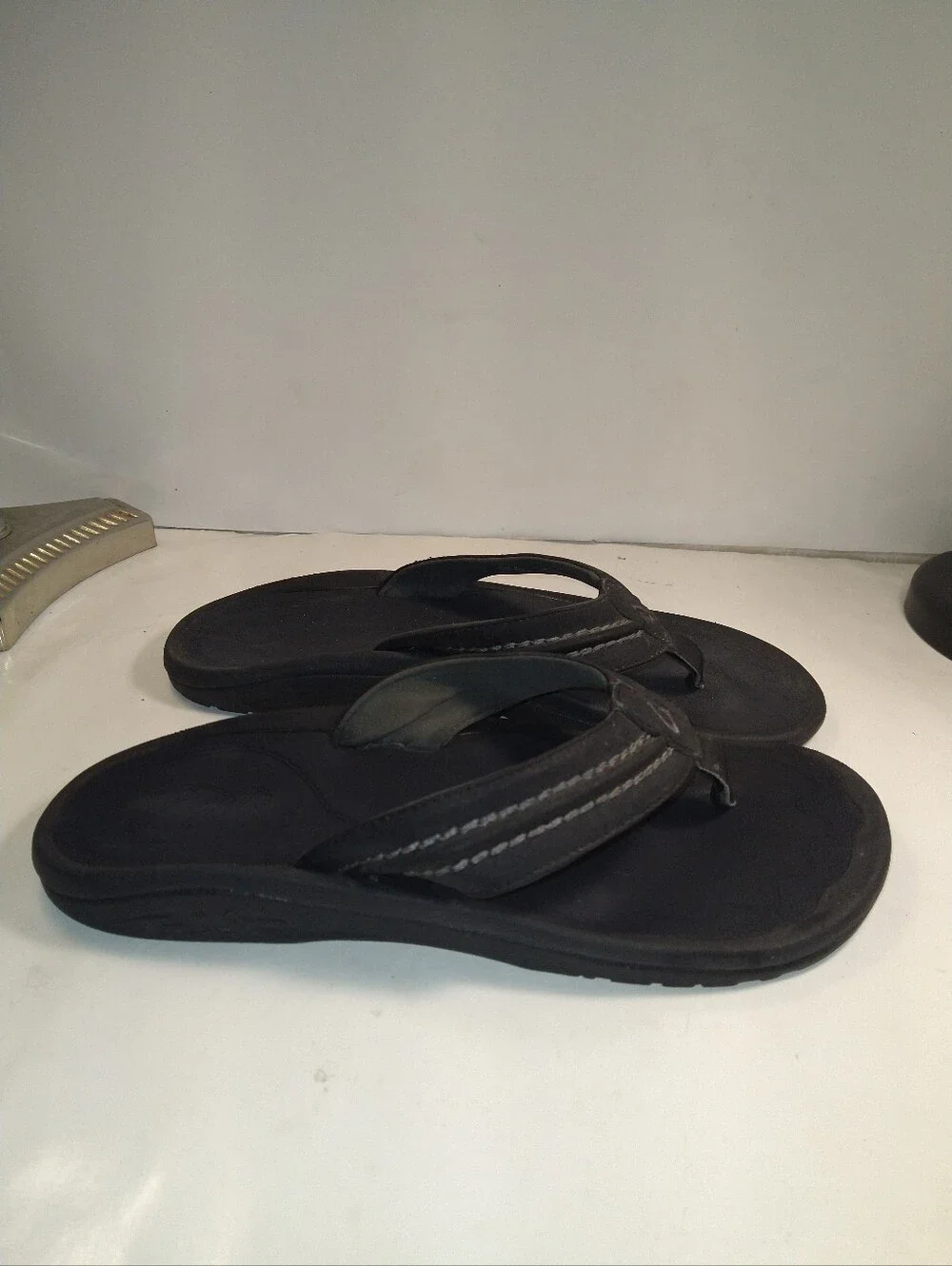 OluKai Hokua Black Flip Flop Sandals Men's sz 12